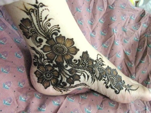 Virágos Mehndi Design lábakhoz