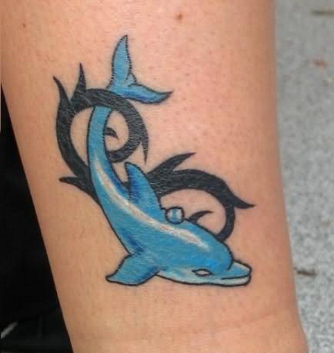 Mini delfintatovering til dejlig kvinde