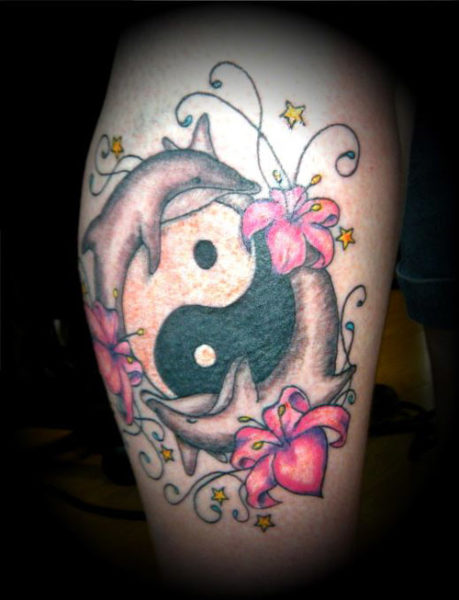 Ting és yang stílusú delfin tetoválás