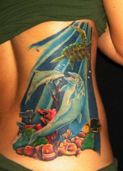 Egy delfin a tengerben tetoválás