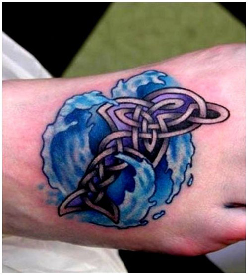 Dolphin Chain Linked Tattoo på håndleddet