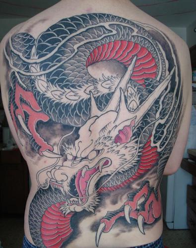 Vörös és fekete kínai sárkány tetoválás