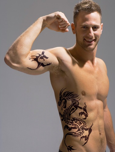 Bicepsz sárkány tetoválás fiúknak