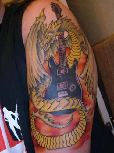 Teljes ujjú sárkány tetoválás gitárral