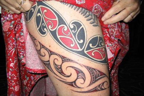 Piger Maori tatoveringsdesign på låret