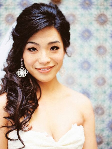 Elegant asiatisk brudefrisure