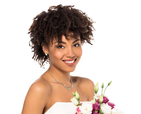 Afro ihlette menyasszonyi frizura