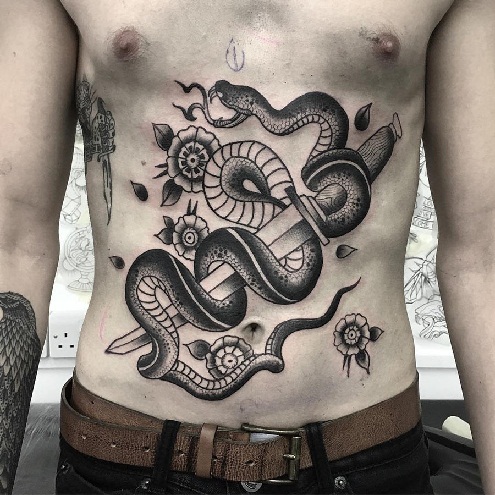 Slange og dolk tatovering
