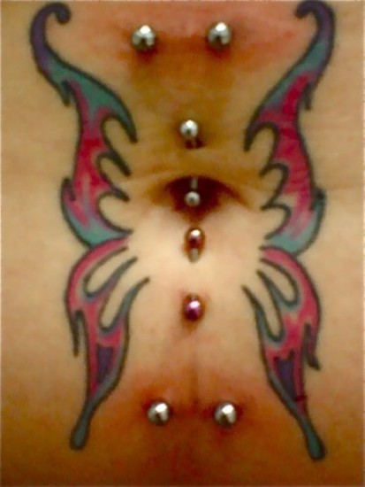 Belly Piercing med Butterfly Tattoo