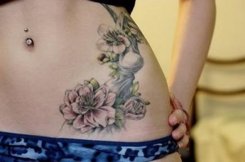 Virágos gyomor tetoválás