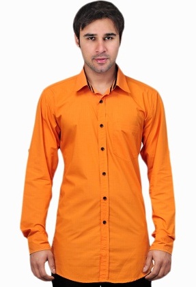 Világos narancssárga, hagyományos zsebbel ellátott férfi póló