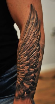 Első kar szárnyak tetoválása
