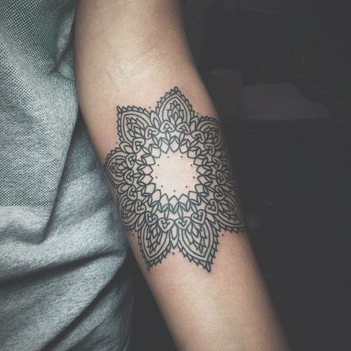 Csodálatos virágos tetoválás a férfiak alkarján