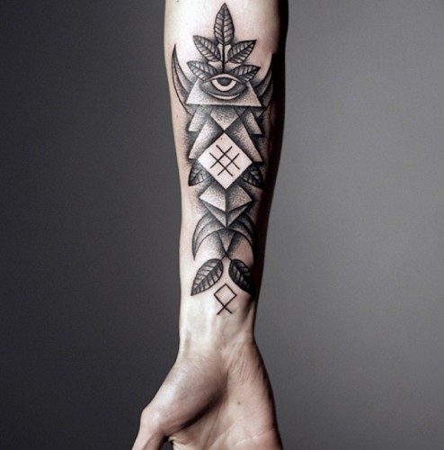 Törzsi alkar tetoválás