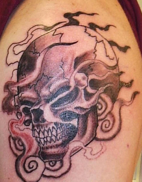Lángoló koponya tetoválás a karon