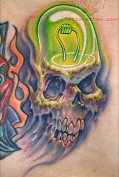 A villanykörte koponya tetoválása