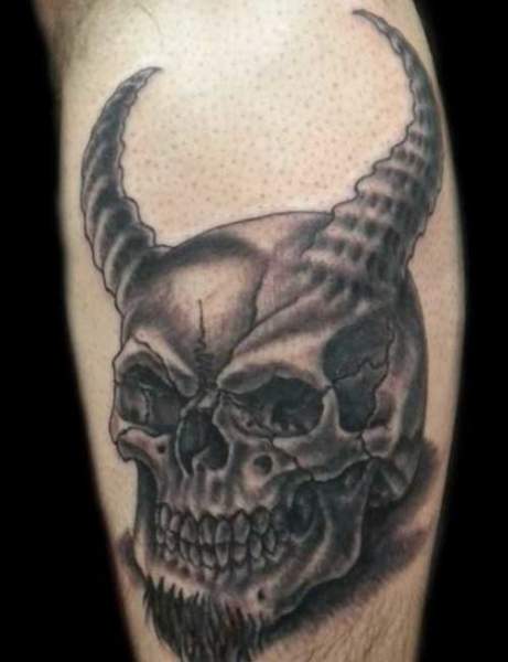 Szarvas koponya tetoválás férfiaknak