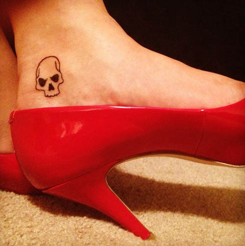 Lille Angry Skull Tattoo på anklen