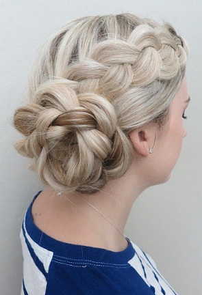 Updo blomsterflettet frisure