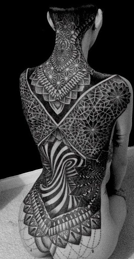 Fekete színű hátsó teljes test tetoválás