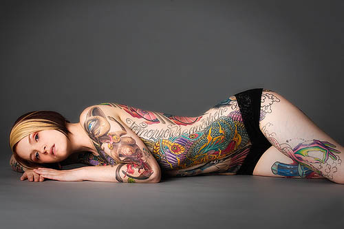 Idézet: Teljes testű tetováló lány