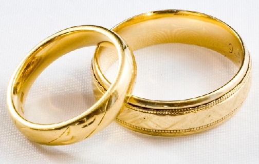 Designet almindelig guld forlovelsesring