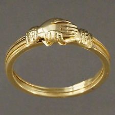 Arany gyűrű kézzel tervezett eljegyzési gyűrűvel