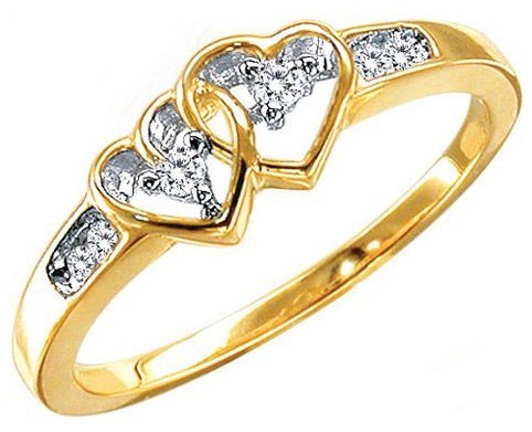 Két szívből készült arany eljegyzési gyűrű
