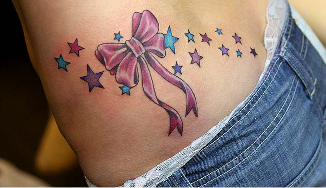 Nedre ryg bånd bue tatovering med stjerner