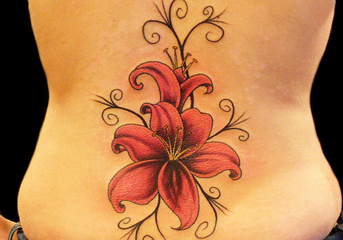 Big Lily Flower Tattoo på nederste del af ryggen