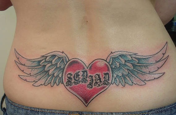 Smuk tatovering i nederste del af ryggen med vinger