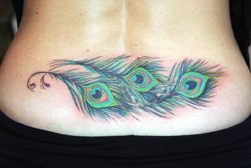 Påfuglfjer tatovering til piger i lænden