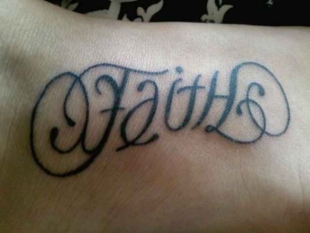 A Word Faith tetoválás