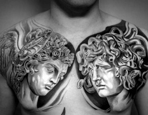 Sort og grå græsk tatoveringsdesign på brystet