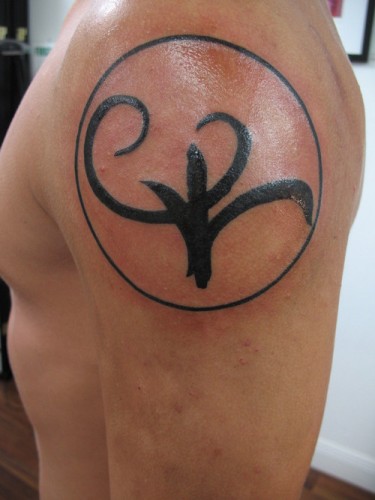 Græsk symbolsk tatovering på armen