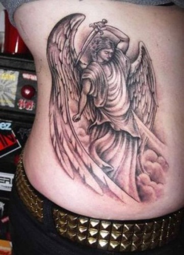 Görög angyal tetoválás az oldalon
