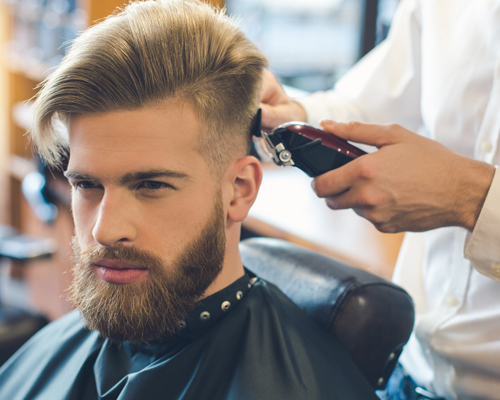 Ung mand i Barbershop Hair Care Service Concept