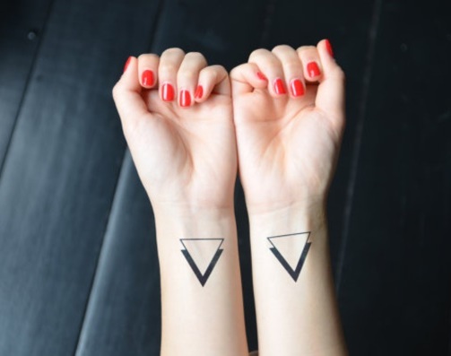 Geometrisk form minimalistisk tatoveringsdesign - minimalistiske tatoveringer