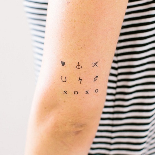 Spredt minimalistisk tatoveringsdesign - minimalistiske tatoveringer