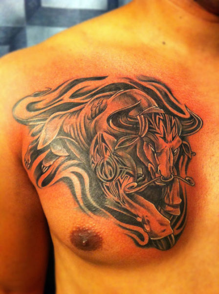 Tribal Bull Tattoo Design på brystet
