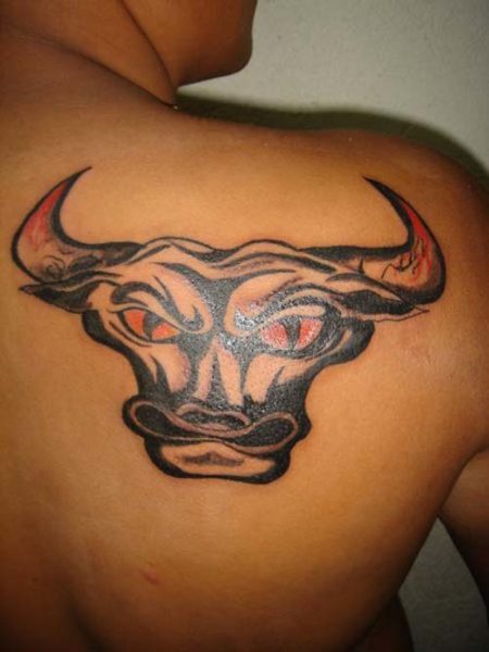 Bull Head Tattoo Design på skulderen