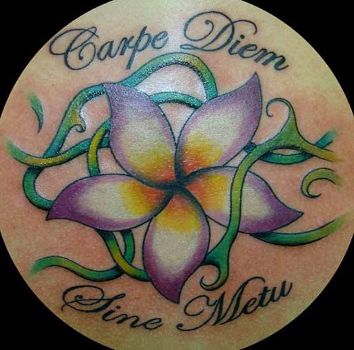 Blomst med Carpe Diem -tatovering