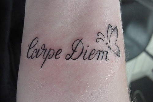 Carpe Diem pillangó tetoválás