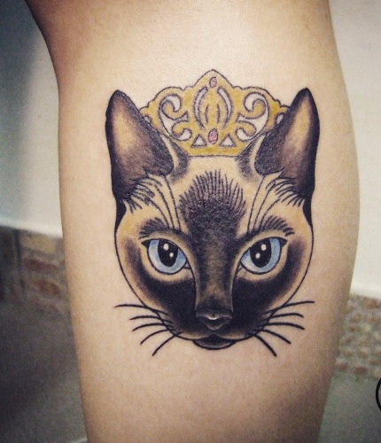 Isteni macska tetoválás koronával