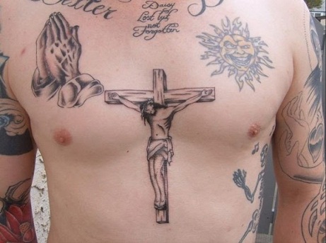 Religiøst tatoveringsdesign på brystet