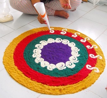 Enkle hvide linjer farverige Rangoli