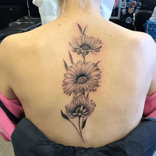 Daisy tetoválás tervezés hátul