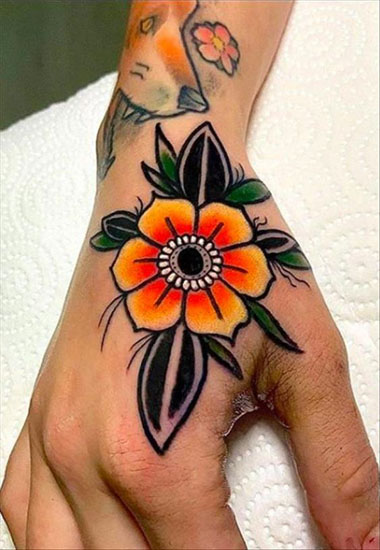 Daisy Tattoo Design a kezében
