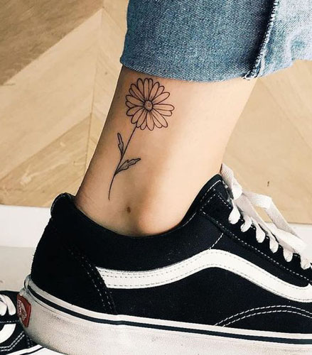 Egyszerű százszorszép tetoválás a bokán