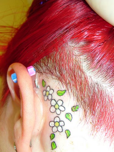 Százszorszép tetoválás a fül hátsó oldala